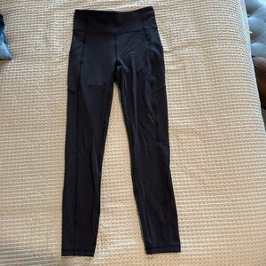 Lululemon Women’s Fast and Free highrise tights w/ pockets - size 4 (runs small)